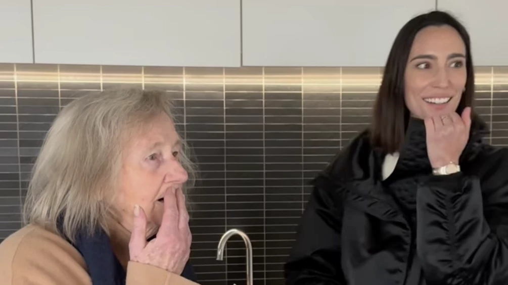 bekijk hoe amelie lens haar oma die haar heeft opgevoed verrast met droomappartement