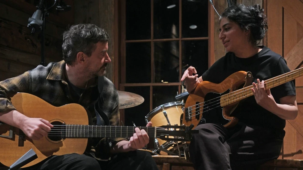 bonobo brengt nieuwe single uit met arooj aftab fire on the water