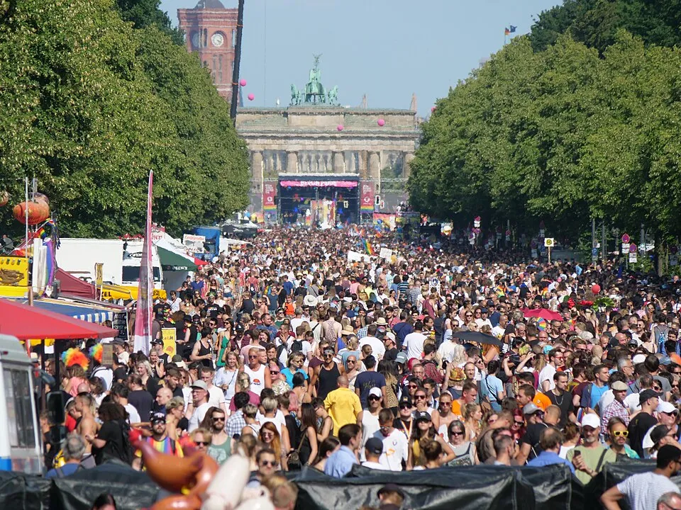 Auto fährt in Menschenmenge: CSD in Berlin abgebrochen - Tote und Verletzte