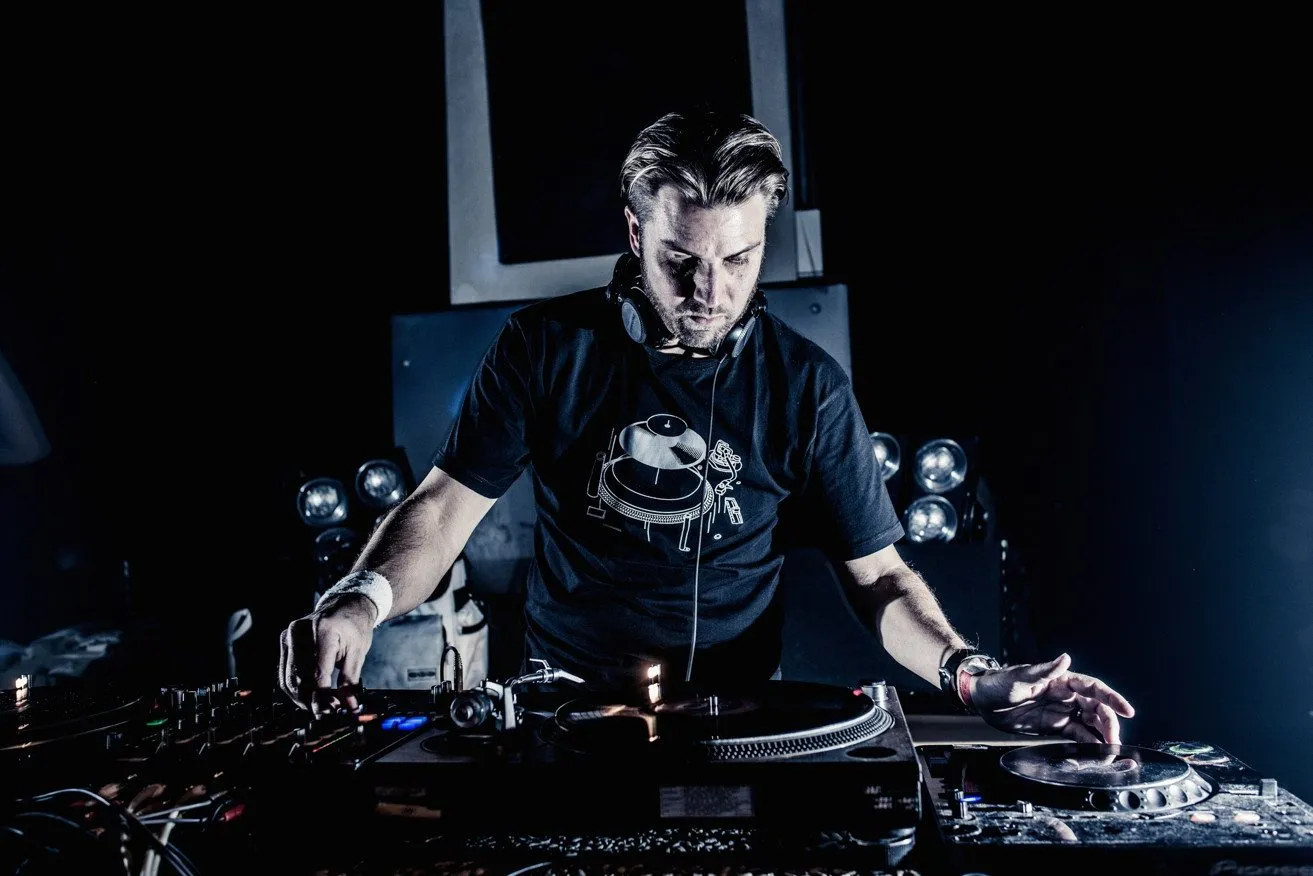 tom wax brings the future into the here now with new album the future is now
